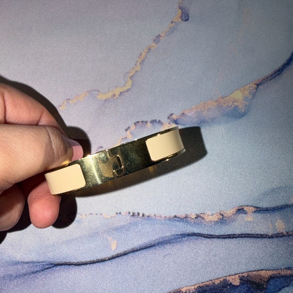 Clic H Bracelet in Cream and Gold - Picture 5 of 16